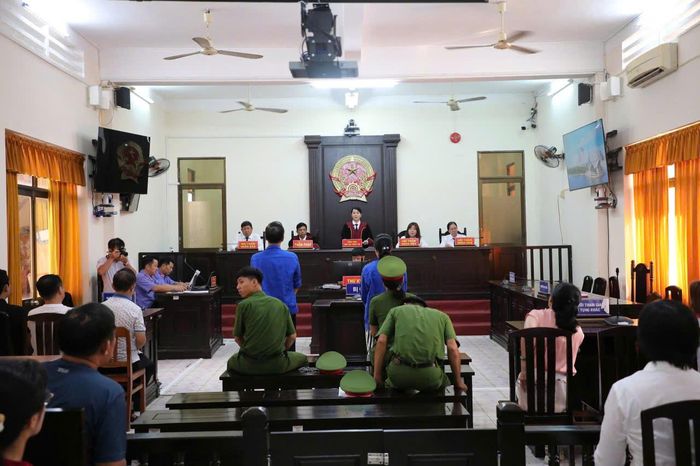 Quang cảnh phiên tòa tòa khi HĐXX tuyên án 2 bị cáo trong vụ án hình sự sơ thẩm lừa đảo chiếm đoạt tài sản và rửa tiền của cựu Trưởng Công an TP Phú Quốc và đồng phạm.