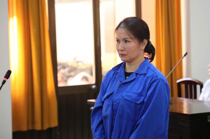Bị cáo Nguyễn Thị Hằng được cho là "em gái nuôi" cựu Trưởng Công an TP Phú Quốc bị tuyên mức án 20 năm tù tội lừa đảo chiếm đoạt tài sản và 15 năm tù tội rửa tiền, tổng hình phạt 30 năm tù giam.
