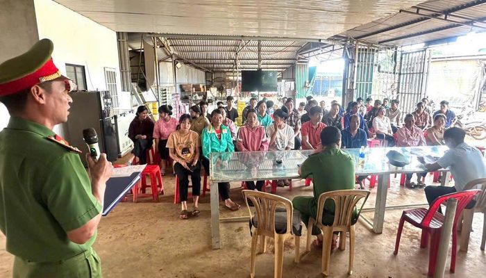 Người dân khu dân cư làng Dao tham gia buổi tuyên truyền về an toàn giao thông, phòng chống tội phạm và các quy định pháp luật liên quan (Ảnh: CALĐ).