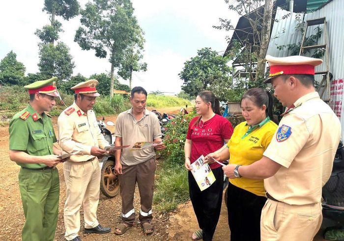 Lực lượng Công an xã Đắk Song và Phòng CSGT Công an tỉnh Lâm Đồng phát tờ rơi, tuyên truyền pháp luật đến người dân (Ảnh: CALĐ).