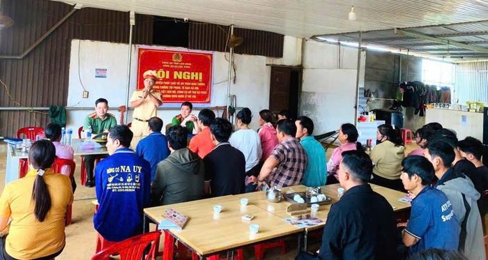 Cán bộ công an tuyên truyền, phổ biến các quy định pháp luật cho người dân khu dân cư làng Dao, thôn Hà Nam Ninh. (Ảnh: CALĐ)