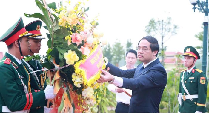 Các đại biểu dâng hương và chụp ảnh lưu niệm tại di tích thuộc xã La Bằng trước khi vào buổi Lễ chính thức.