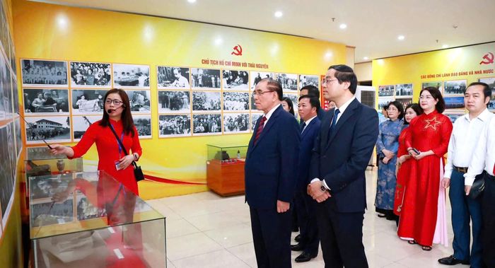 Nguyên Tổng Bí thư Ban Chấp hành Trung ương Đảng Nông Đức Mạnh và các đại biểu thăm gian trưng bày Triển lãm thành tựu 90 năm xây dựng và trưởng thành của Đảng bộ tỉnh Thái Nguyên.