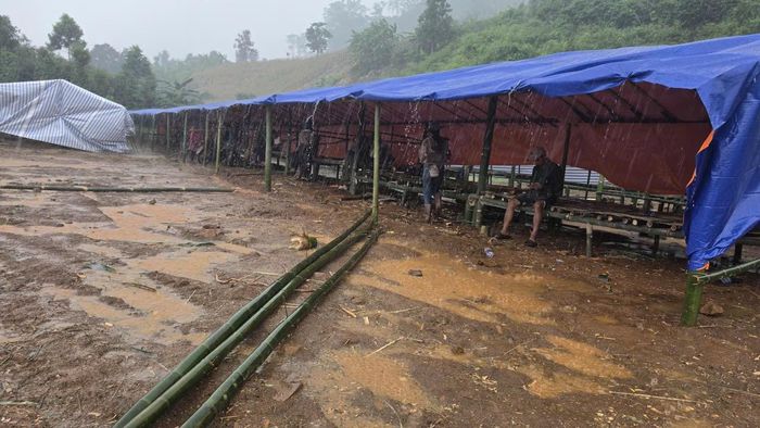 Người dân và chính quyền địa phương dựng tạm lán trại khi thực hiện di dời.