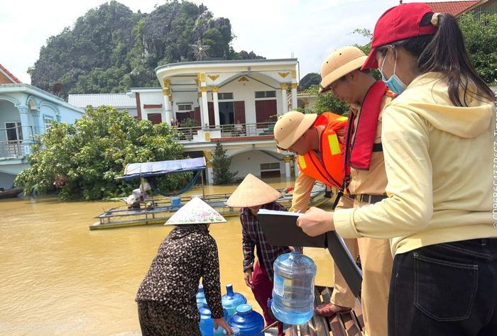 Lực lượng chức năng cũng chủ động chuẩn bị phương tiện, trang thiết bị cứu hộ cứu nạn, sẵn sàng cung cấp nước sạch và hỗ trợ người dân tại những khu vực bị ảnh hưởng.
