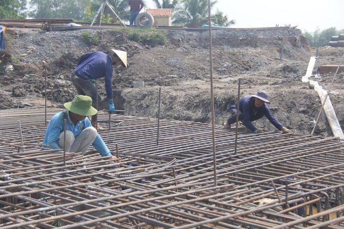 Công nhân đan sắt, khi trời hửng nắng sẽ đổ bê tông cống hộp, hoàn thiện hệ thống thoát nước dọc tuyến.