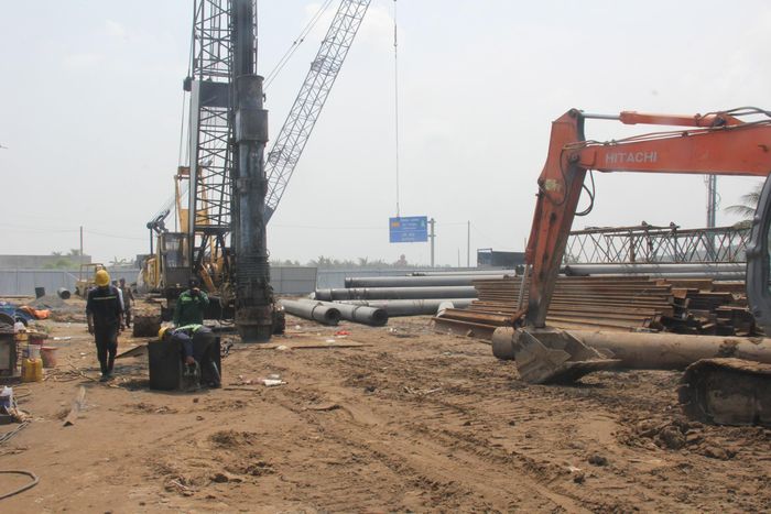 Tại đoạn tuyến tiếp giáp nút giao cao tốc và tỉnh lộ 878, công trường giòn giã tiếng động cơ với nhiều thiết bị đóng cọc khoan nhồi, xe cơ giới đã được tập kết đến công trường.