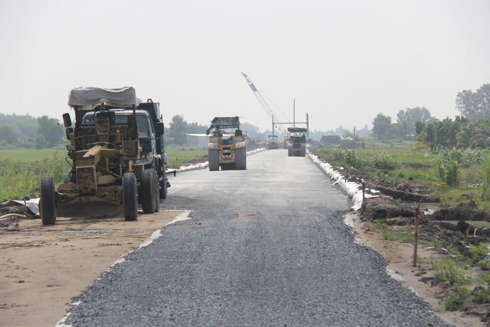 Dọc tuyến nhiều đoạn đang được xử lý nền đất yếu, nhiều đoạn qua xã Tân Phước 3 đã trải cấp phối đá dăm.