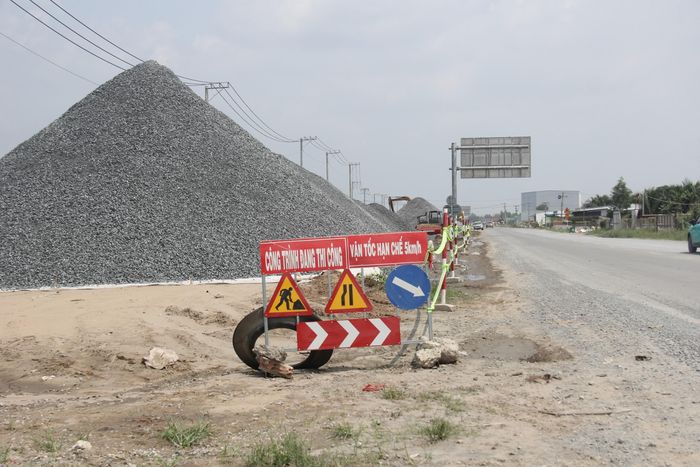 Ông Nguyễn Thành Trung, Giám sát trưởng dự án cho biết, hiện tiến độ gói thầu đạt hơn 7%, bám sát tiến độ đề ra. Trước ngày khởi công, địa phương đã bàn giao xong hết mặt bằng sạch nên nhà thầu rất thuận lợi triển khai. "Các hạng mục cầu, cống, nền đường tuyến chính đang đồng loạt thi công, nhiều đoạn vượt tiến độ đã lên cấp phối đá dăm", ông Trung thông tin.