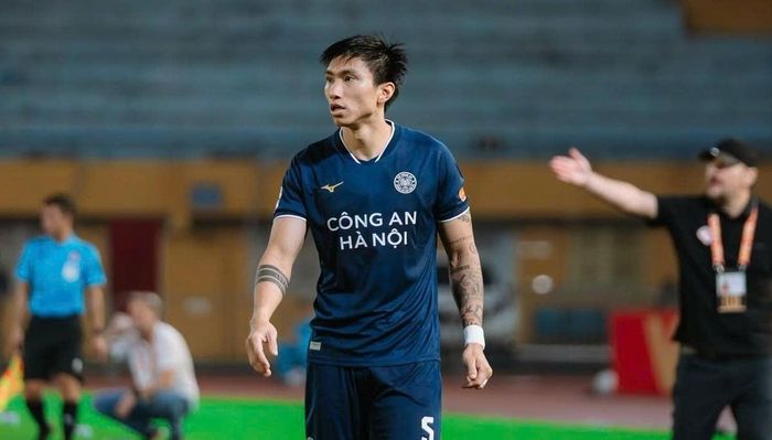 Văn Hậu bị cấm thi đấu 4 trận sau pha phạm lỗi với Doãn Ngọc Tân.