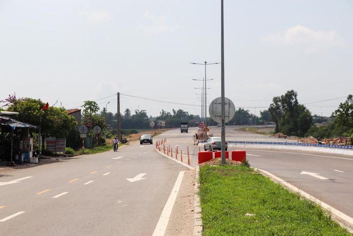 Ông Tín cũng cho biết thêm, nhu cầu về đất đắp nền đường K95, K98 khá lớn. Hiện nay, trên địa bàn nguồn vật liệu phục vụ thi công khan hiếm, chưa đáp ứng được nhu cầu của dự án, bên cạnh đó giá vật liệu, nhân công tăng cao ảnh hưởng lớn đến tiến độ thi công công trình.