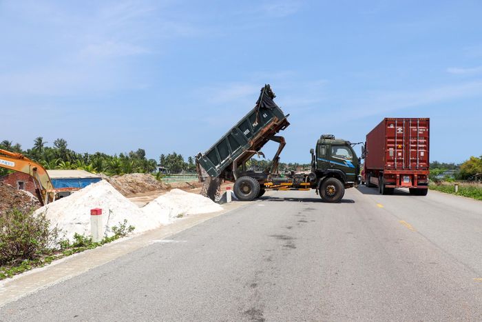 Tại dự án thành phần 2, đoạn qua xã Tam Anh, xã Núi Thành, những đoạn có mặt bằng đang được liên danh các nhà thầu san lấp mặt bằng, lu lèn. 
