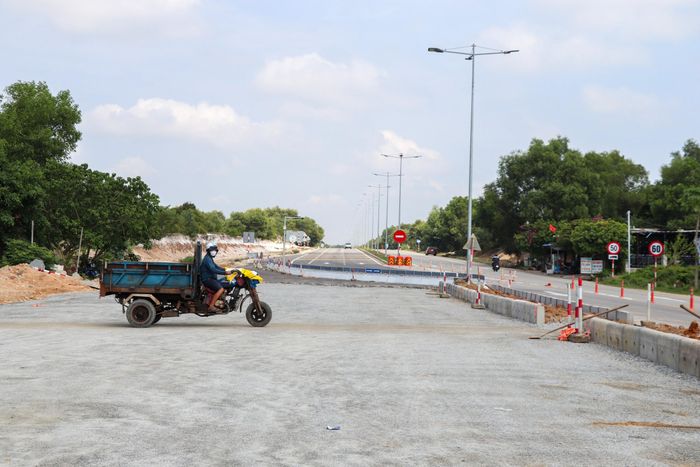 Theo ông Lê Văn Tín, Chỉ huy trưởng gói thầu số 2 thuộc liên danh Công ty CP Vinaconex và Công ty CP Vinaconex 25 (dự án thành phần 1), đơn vị đang đẩy nhanh tiến độ dự án bằng cách chia 2 ca ngày và đêm, làm đến 21h - 22h hằng ngày.