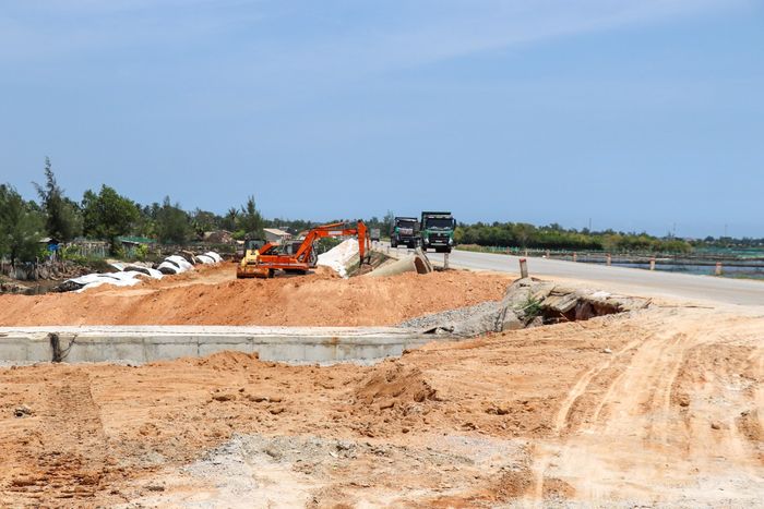 Ghi nhận của PV Báo Xây dựng trong 2 ngày 17 và 18/9, trên tuyến đường 129 (Võ Chí Công), các đơn vị thi công đã huy động nhân công cùng máy móc liên tục chia ca để tiến độ công trình được đảm bảo. 