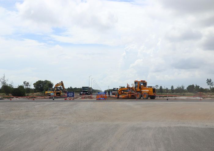 Kiểm tra thực địa tại nút giao đường nối từ đường Võ Chí Công đi KCN Đông Quế Sơn nối với QL14H và QL1A, ông Trần Nam Hưng đã yêu cầu các địa phương sớm bàn giao mặt bằng cho đơn vị thi công. Cụ thể, đến ngày 30/10, toàn bộ mặt bằng dự án phải được đảm bảo để đơn vị thi công tiếp tục công việc của công trình.