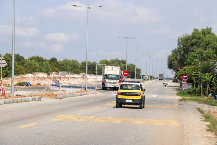 Do vướng mặt bằng, có đoạn việc phân làn đường phải sang đoạn đã hoàn thiện để đảm bảo cho việc lưu thông. Chính quyền TP Đà Nẵng cũng cắm biển hạn chế tốc độ 60km/h với các phương tiện lưu thông trên tuyến 129, riêng với xe tải có biển hạn chế tốc độ 50km/h.