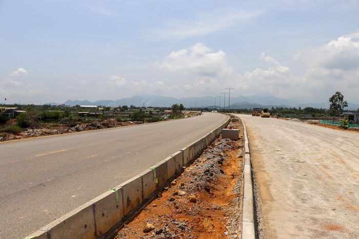 Ông Thường cho hay, đến nay sản lượng xây lắp tại dự án thành phần 2 đạt 264/492 tỷ đồng. Đến nay, công trình được bàn giao 20,1/23,1km, tuy nhiên mặt bằng bàn giao không liên tục, nhiều đoạn được bàn giao nhưng không có đường tiếp cận để thi công. Hiện, còn 3km chưa bàn giao gồm 26 thửa đất nông nghiệp và cây lâu năm và 49 thửa đất ở.