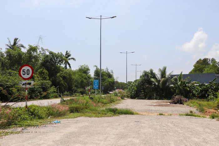 Tuy nhiên, chủ đầu tư cũng cho hay, công trình bàn giao 25,12/26,5km (tương ứng 95%), còn vướng 1,38km mặt bằng chưa bàn giao gồm xã Tam Xuân 0,41km; xã Tam Anh 0,21km, xã Núi Thành 0,76km khiến việc thi công không liên tục, làm ảnh hưởng tiến độ dự án.