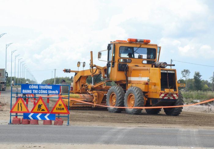 Báo cáo thêm dự án, ông Nguyễn Văn Thường, Giám đốc Ban Quản lý dự án đầu tư xây dựng các công trình giao thông và nông nghiệp Đà Nẵng cho hay, công trình Hoàn thiện đường ven biển 129 (Võ Chí Công) gồm 2 dự án thành phần với tổng mức đầu tư hơn 2.056 tỷ đồng. 