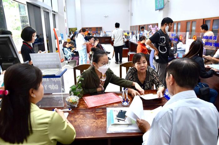 Người dân thực hiện thủ tục hành chính tại trung tâm phục vụ hành chính công.
