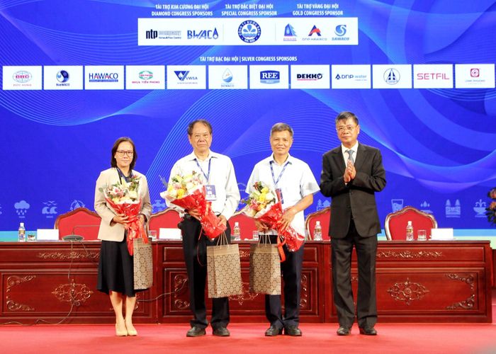 Ông Nguyễn Ngọc Điệp, Chủ tịch Hội Cấp thoát nước Việt Nam tri ân các ông, bà là nguyên Ủy viên Ban chấp hành VWSA.