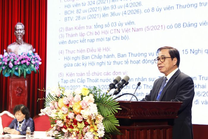 Ông Trần Anh Tuấn, Phó Chủ tịch thường trực Hội Cấp thoát nước Việt Nam báo cáo hoạt động của VWSA nhiệm kỳ VI.