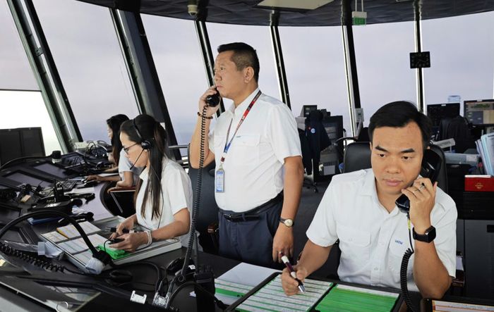 Kíp trực tại Đài Kiểm soát không lưu Nội Bài tập trung cao độ trong quá trình điều hành chuyến bay ngày 16/9 (Ảnh: VATM).
