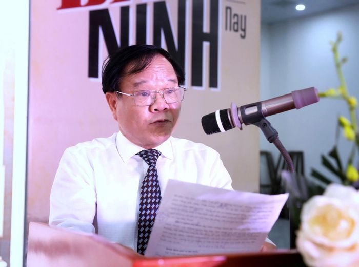 Phát biểu khai mạc triển lãm, Chủ tịch Hội Nhà báo tỉnh Bắc Ninh Trịnh Văn Ánh nhấn mạnh một đặc điểm đáng chú ý của ảnh báo chí: Giá trị của bức ảnh có thể tăng lên theo thời gian. Một khuôn hình khi mới được chụp chỉ ghi lại một con đường, một góc phố hay một sinh hoạt bình thường. Nhiều năm sau, khi cảnh vật và con người đã đổi khác, chính bức ảnh ấy lại trở thành cứ liệu để nhận biết một thời đã qua.