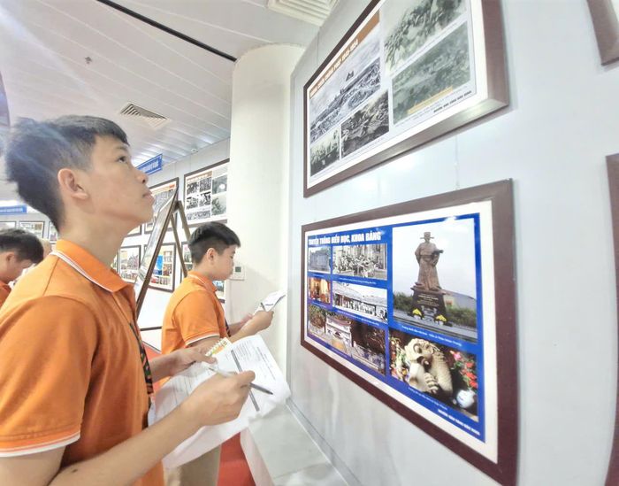 Triển lãm thu hút đông đảo các em học sinh đến tham quan, học tập.