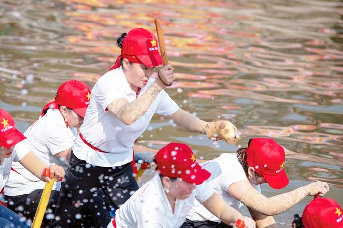 Xã Giao Hưng, tỉnh Ninh Bình tổ chức Giải Bơi chải năm 2026 thu hút nhiều đội tham dự và người dân hưởng ứng.