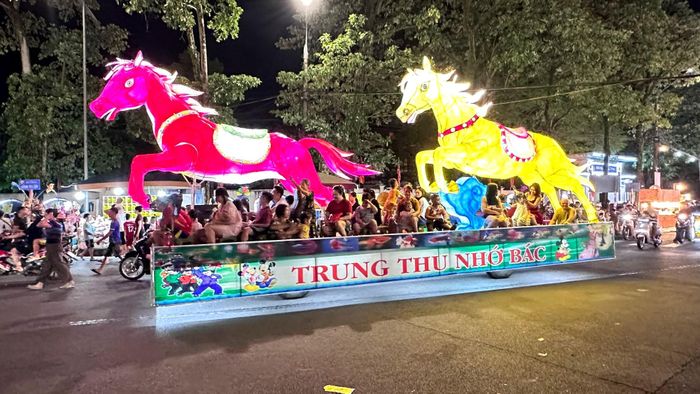 Những mô hình đèn Trung thu khổng lồ, lung linh sắc màu nối đuôi nhau xuống phố, tạo không khí vui tươi, náo nhiệt.