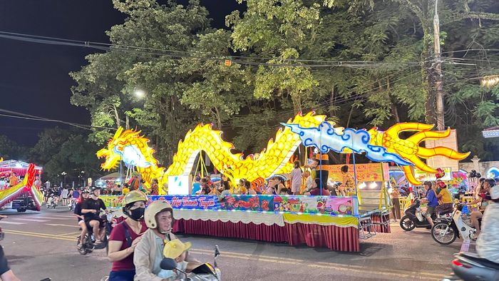 Từ ngày 21/8 - 4/9, các mô hình tham gia diễn diễu trong khung giờ từ 19h30 đến không quá 22h. Từ ngày 5 - 27/9, các mô hình diễn diễu vào tối thứ Sáu và thứ Bảy, Chủ Nhật hằng tuần, trong khung giờ từ 19h30 đến không quá 22h.