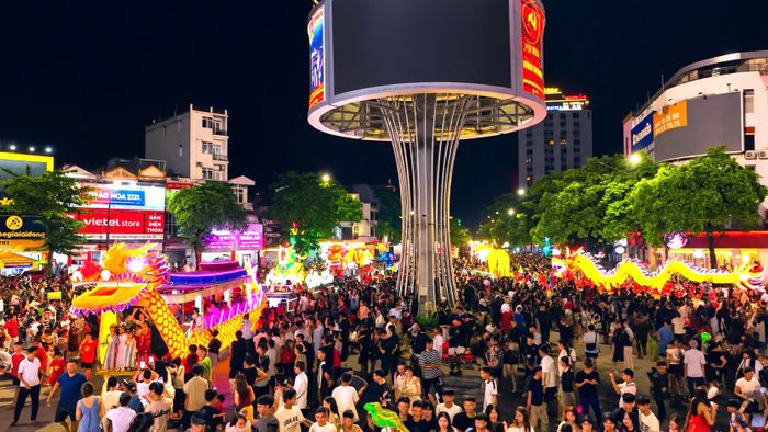 Chị Nguyễn Thị Anh, quê Phú Thọ chia sẻ: Hằng năm, mỗi dịp Trung thu, tôi và gia đình đều đưa trẻ con lên ngắm các mô hình. Các cháu rất thích thú với các mô hình đèn Trung thu khổng lồ.