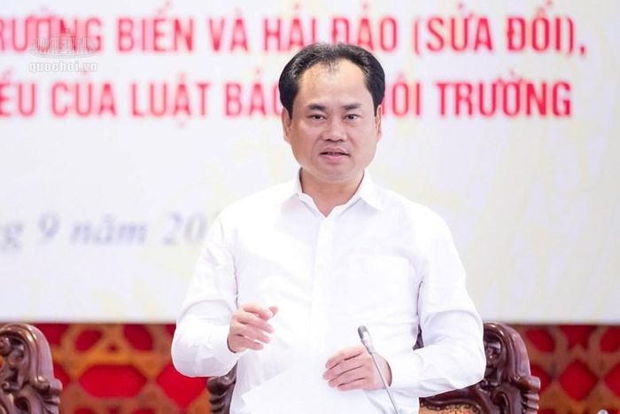 Bộ trưởng Bộ NN-MT Trịnh Việt Hùng làm rõ một số nội dung đại biểu nêu. Ảnh: Quochoi.vn.