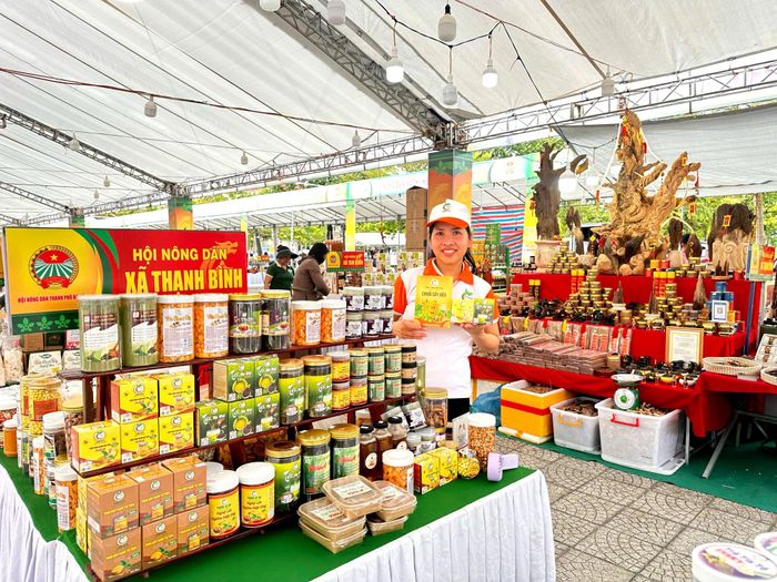 Sản phẩm OCOP của xã Thạnh Bình được bán tại hội chợ TP Đà Nẵng.