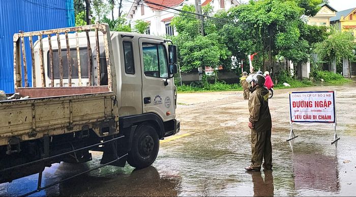 Lái xe chủ động cập nhật tình hình, chấp hành biển báo và hướng dẫn của lực lượng chức năng, không cố tình đi qua khu vực đường đang ngập nhằm bảo đảm an toàn.