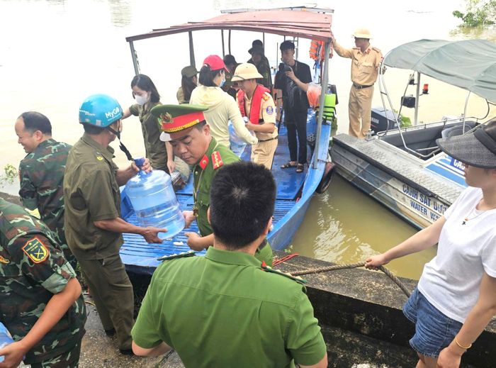 Trước nguy cơ nước tiếp tục lên, người dân chủ động ứng phó theo phương châm "4 tại chỗ", bảo đảm các nhu cầu sinh hoạt thiết yếu.
