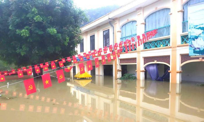Trường học ở khu vực Kênh Gà bị ngập sâu.