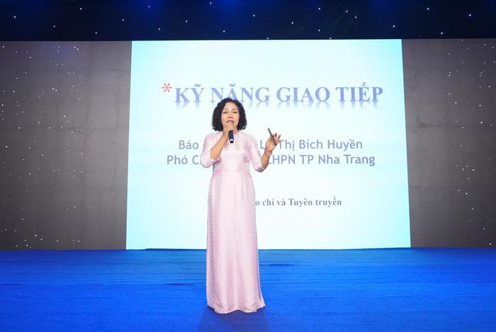 Các đại biểu nữ ngành Nước sôi nổi thảo luận, chia sẻ tại hội thảo.