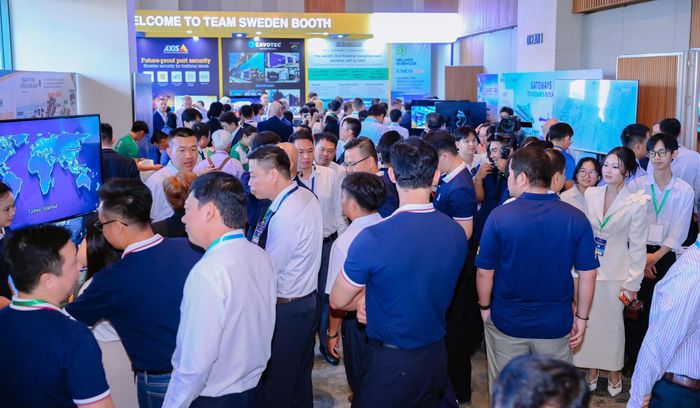 Các đại biểu trao đổi, giao lưu bên lề hội nghị.