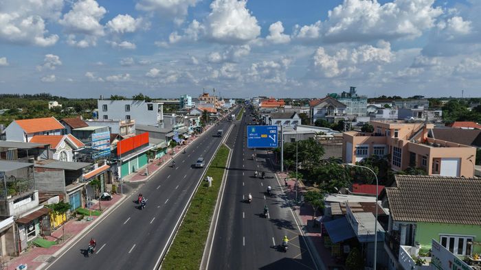 Trong khi đó, đoạn quốc lộ dài 3km được mở rộng từ 8m lên 34m, đảm bảo cho 6 làn xe chạy.