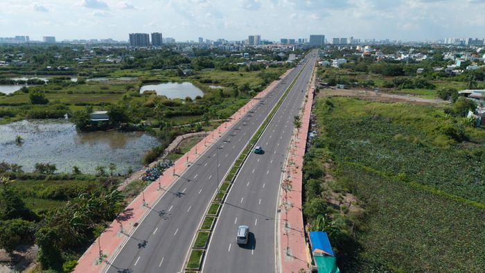 Đường song hành dài 4km được triển khai đầu tiên, đã hoàn thiện các hạng mục như hệ thống chiếu sáng, đèn tín hiệu, vỉa hè... và đưa vào sử dụng.
