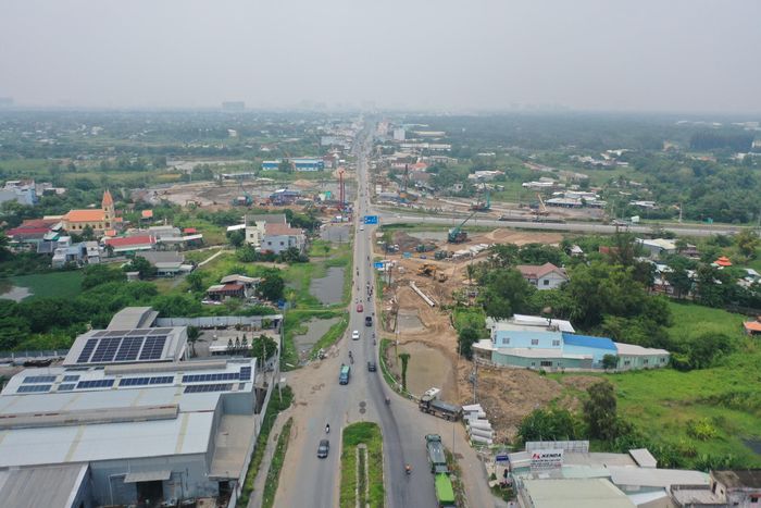 Các nhà thầu đang triển khai thi công trên đoạn tuyến dài hơn 250m với nhiều máy móc, thiết bị cơ giới. Khu vực này đồng thời thuộc phạm vi dự án đầu tư hoàn chỉnh nút giao giữa cao tốc Bến Lức - Long Thành và quốc lộ 50.