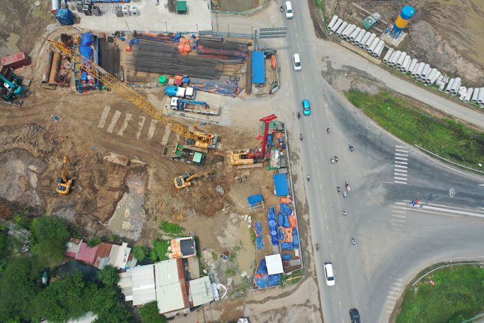 Công nhân và thiết bị thi công được huy động tại nhiều vị trí dọc tuyến quốc lộ 50.