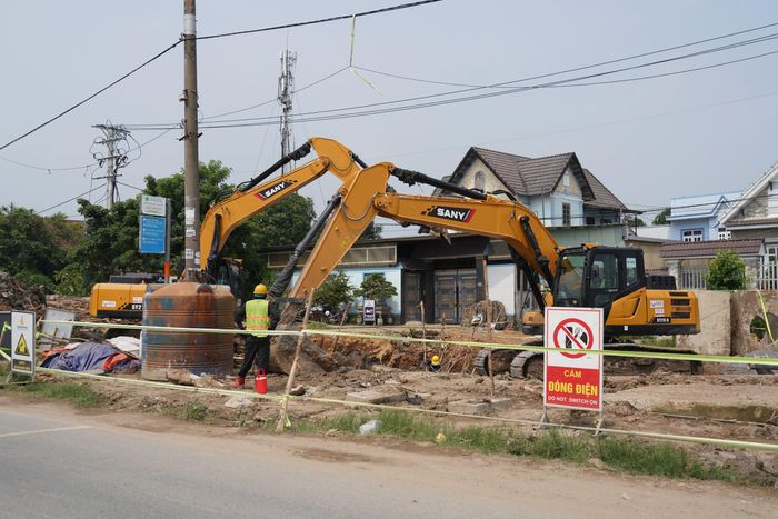 Các hạng mục đào đắp nền đường, thi công hệ thống cống thoát nước và các hạng mục liên quan đang được triển khai khẩn trương trên công trường.