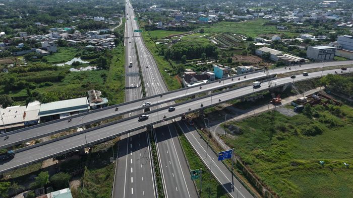 Cầu vượt tại nút giao với cao tốc Bến Lức - Long Thành hiện đã khang trang, rộng rãi, thay đổi rõ rệt so với thời điểm năm 2023.