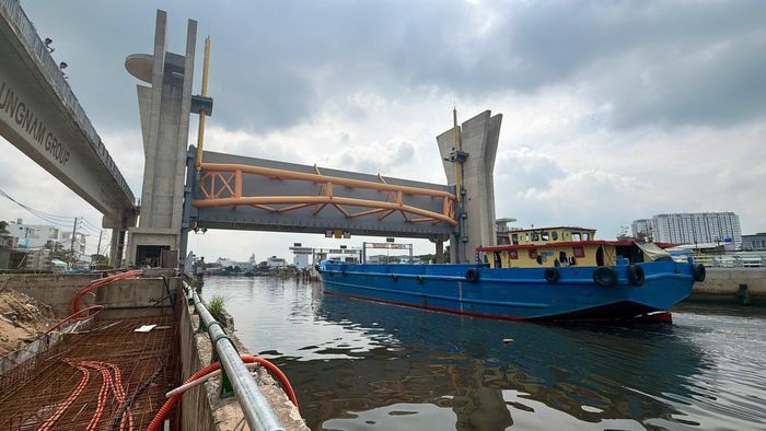 Việc thi công trong mùa mưa cũng đặt ra nhiều khó khăn. Ông Hùng cho biết, đơn vị phải chủ động triển khai các hạng mục tạm để che chắn, tranh thủ thi công những phần việc phù hợp khi trời mưa và tăng cường nhân lực khi thời tiết thuận lợi, kể cả ban đêm.
