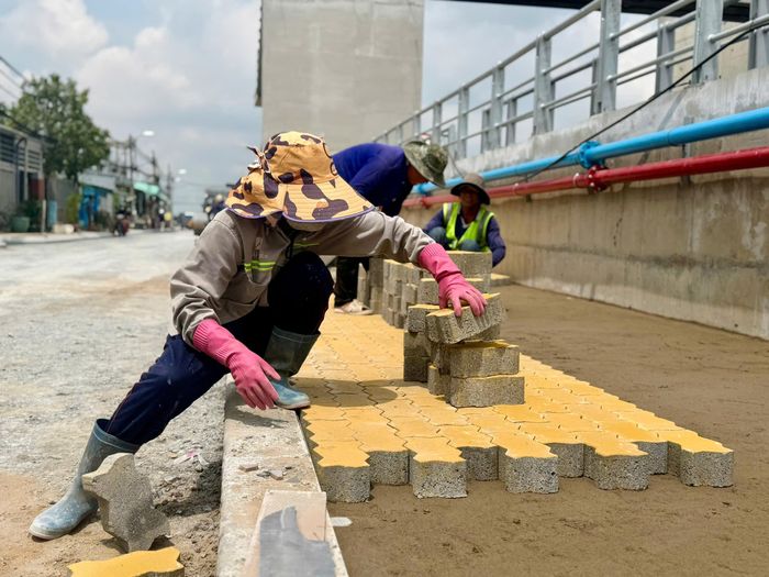 Ông Phạm Văn Hùng, Chỉ huy trưởng công trình cống Phú Định, cho biết đang có khoảng 200 cán bộ, kỹ sư, công nhân thi công, kể cả ban đêm, để hoàn thành toàn bộ công trình. Hiện cửa van ngăn triều chính đã hoàn thành, có thể vận hành; hệ thống cửa van âu thuyền chuẩn bị được lắp đặt.