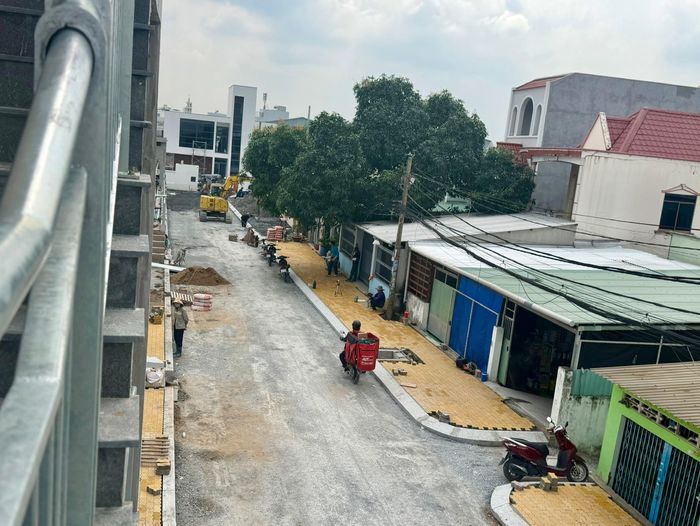 Bà Liên (60 tuổi), người dân sống trên đường Phú Định, cho biết trước đây khu vực thường xuyên ngập khi mưa lớn hoặc triều cường: “Nước ngập đen ngòm, rắn rết, chuột bọ bò cả vào nhà. Không ít lần nửa đêm cả nhà phải thức dậy tát, bơm nước ra ngoài”. Tình trạng kéo dài nhiều năm, ảnh hưởng đến sinh hoạt, đi lại và việc buôn bán của người dân.