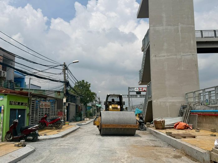 Theo bà Liên, sau khi đường sá được nâng cấp, diện mạo khu vực thay đổi rõ rệt và tình trạng ngập cũng giảm. Điều bà vui nhất là cảnh quan ngày càng khang trang, sạch đẹp; buổi tối, người dân có thể ra đường đi bộ, tập thể dục. "Tôi mong công trình sớm hoàn thành để người dân ổn định cuộc sống, không còn phải lo cảnh ngập như trước", bà Liên nói.